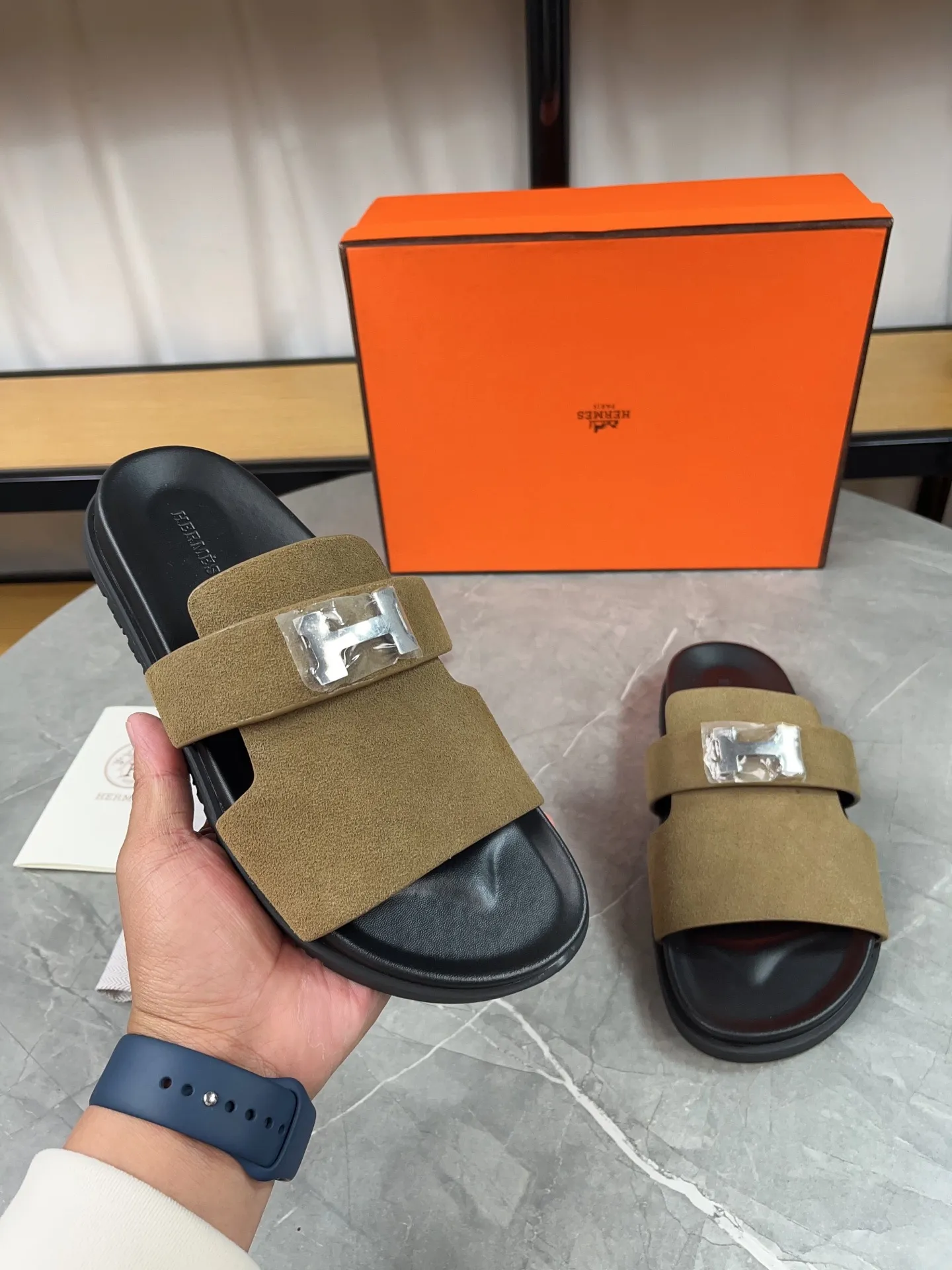 p440🐮🐮H family classic (couples) buckle slippers ✅ Hermes Hermes spring and summer sandals series! Classic style, always popular slippers - sandals, great with any combination! ! ! Upper: imported palmprint PU inner lining: imported mixed sheepskin Outsole: Tpu non-slip and wear-resistant outsole Female size: 35-40 (41 customized) Male size: 39-45 (39.45 customized)